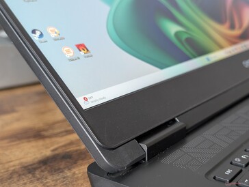 No hay opciones de cristal de borde a borde, OLED o pantalla táctil para mantener los costes bajos