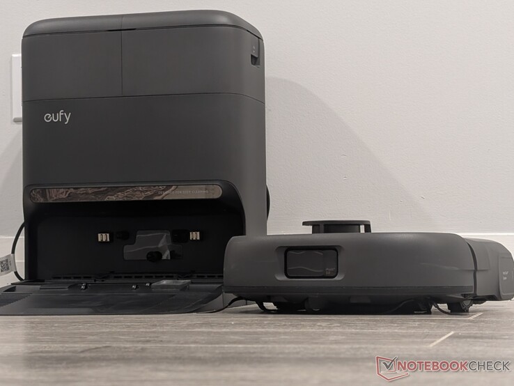 eufy Omni C28 robot aspirador y estación base.