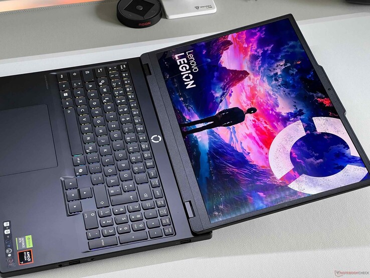 El portátil para juegos también cuenta con una bisagra de 180 grados, que resulta bastante útil.