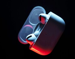 Se espera que los AirPods Pro 3 incorporen un estuche de carga más pequeño sin botón de emparejamiento. (Fuente de la imagen: Patrick Zahn)