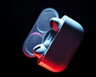 Se espera que los AirPods Pro 3 incorporen un estuche de carga más pequeño sin botón de emparejamiento. (Fuente de la imagen: Patrick Zahn)