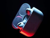 Se espera que los AirPods Pro 3 incorporen un estuche de carga más pequeño sin botón de emparejamiento. (Fuente de la imagen: Patrick Zahn)
