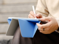 El Dynamic Folio de Moft (en la imagen) puede plegarse para apuntalar un iPad en más de 20 ángulos diferentes. (Imagen vía Moft)