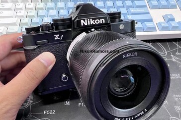 La parte frontal de la Zf parece estar bastante desprovista de controles, aparte del hardware de liberación del objetivo. (Fuente de la imagen: Nikon Rumors)