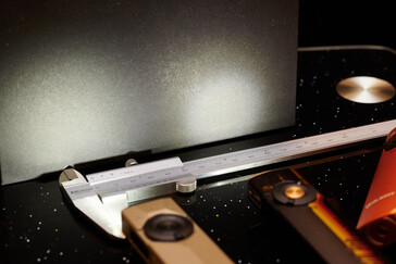 El foco de la Arkpro Ultra comparado con el haz general de la Arkfeld Pro. (Fuente de la imagen: Andreas Sebayang/Notebookcheck.com)