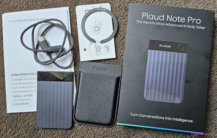 El paquete compacto incluye un cable de carga, una guía de inicio rápido, una funda magnética, un anillo magnético y el dispositivo.