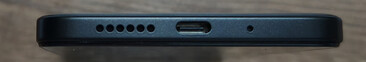 Parte inferior: Altavoz, puerto USB-C, micrófono