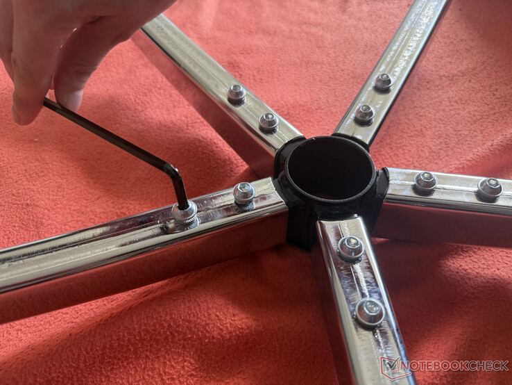El bastidor base se monta con diez tornillos.