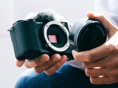 La Sony ZV-E10 II tendrá supuestamente una empuñadura mucho más grande que su predecesora fotografiada aquí. (Fuente de la imagen: Sony)