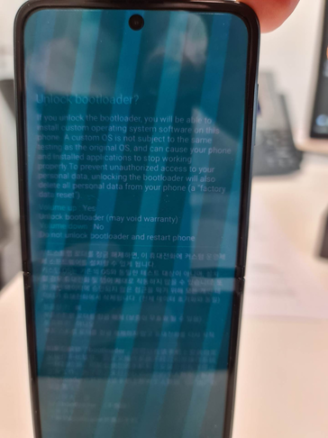 El Galaxy Z Flip 3 no muestra las mismas advertencias que su hermano mayor. (Fuente de la imagen: 白い熊)