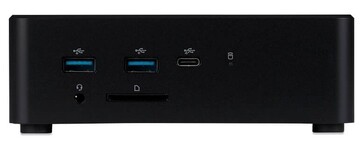 Vista frontal del mini PC iiyama que muestra los puertos USB-A, USB-C y de audio, y el lector de tarjetas SD
