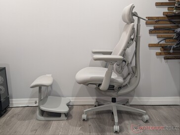 Silla Omni y reposapiés StepSync.