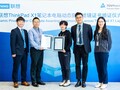 Miembros del personal de Lenovo aceptan el nuevo premio. (Fuente: TUV Rheinland)