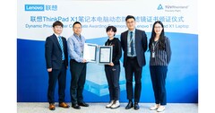 Miembros del personal de Lenovo aceptan el nuevo premio. (Fuente: TUV Rheinland)