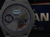 El reloj Casio Edifice x Nismo ECB-S10NIS-7A incorpora un logotipo que brilla en la oscuridad. (Fuente de la imagen: Casio)