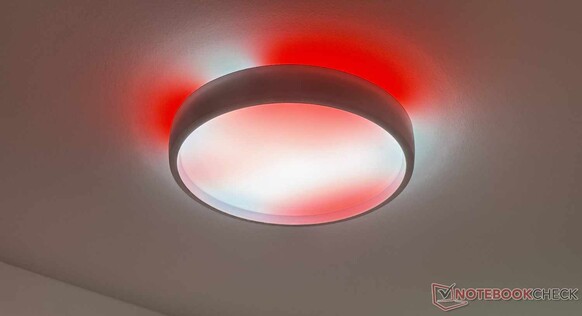 La lámpara de techo cuenta con 60 LED regulables con efecto grafiti...