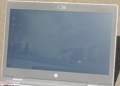 El ProBook en el exterior (toma a la luz directa del sol en un día soleado).