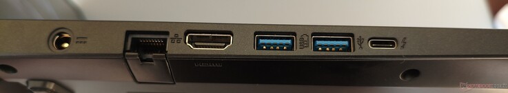 lado izquierdo: Entrada de CC, LAN RJ45, HDMI 2.1, 2x USB-A 3.0, Thunderbolt 4
