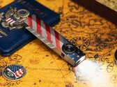 La linterna Olight ArkPro Stars & Stripes Edition incluye un haz de luz amplia de 1.500 lúmenes.