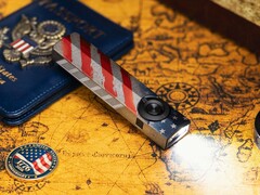 La linterna Olight ArkPro Stars & Stripes Edition incluye un haz de luz amplia de 1.500 lúmenes.