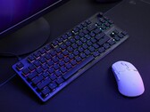 Teclado para juegos Turtle Beach Vulcan II TKL junto al ratón en un escritorio