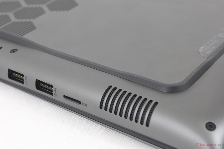 El lector MicroSD completamente insertado se asienta a ras del borde