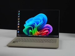 Portátil Asus Zenbook A14 con chip Snapdragon X2 Elite mostrando el escritorio de Windows en pantalla
