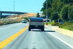 El Cybertruck de Tesla se ha dejado ver de nuevo por las calles de California. (Fuente de la imagen: trendsetter2023___ en TikTok)