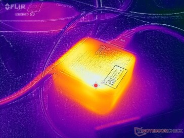 El adaptador de CA alcanza casi 50 C cuando funciona con cargas exigentes