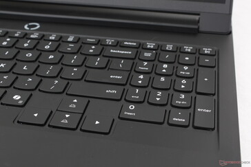 Las teclas del teclado numérico son más estrechas que las principales teclas QWERTY, mientras que las teclas de flecha son más grandes