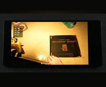 Juego de Resident Evil Requiem ejecutado en Android mediante emulación de PC mostrando un rendimiento de más de 100 FPS.