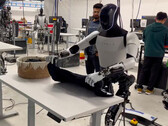 El Tesla Optimus dobla camisas, pero no de forma autónoma (Imagen: Elon Musk en X)