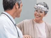 Los auriculares OcuLenz de Ocutrx permiten ver mejor a los enfermos de degeneración macular. (Fuente: Ocutrx)