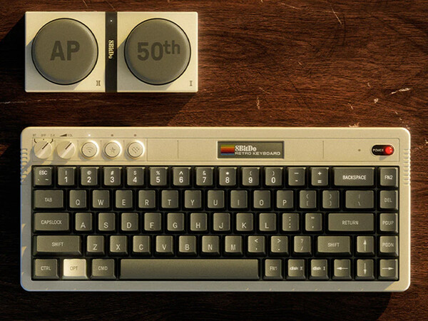 El 8BitDo Retro 68 Keyboard AP50th Limited Edition viene con dos superbotones inalámbricos.