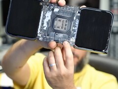 Una Nvidia RTX Pro 6000 de 10.000 dólares quedó inservible tras romperse el PCIe (Fuente de la imagen: NorthbridgeFix en YouTube)