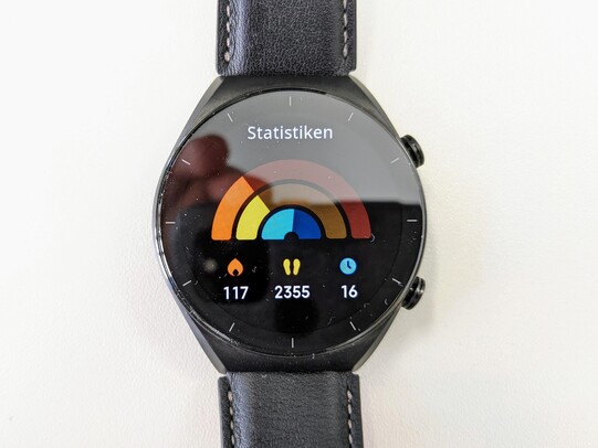 El monitor de actividad muestra las calorías quemadas, los pasos y el tiempo de movimiento.