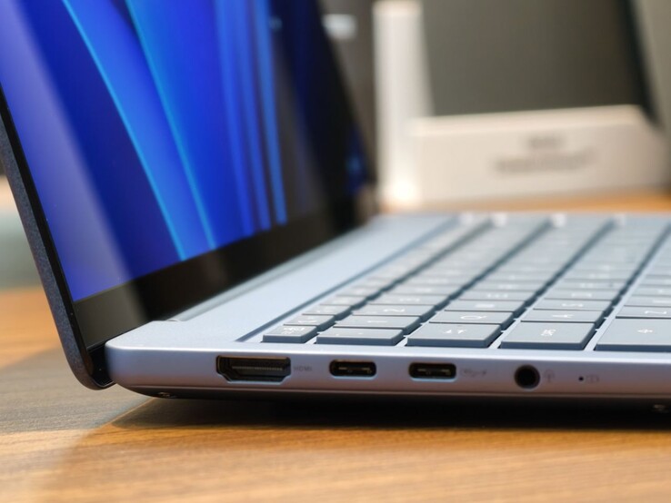 Un puerto HDMI, dos puertos USB-C y una toma de auriculares se encuentran en el lado izquierdo del Zenbook 14, mientras que un puerto USB-A se encuentra en el lado derecho.