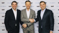 Sellado el acuerdo Sixt-Stellantis: Alexander Sixt (Co-CEO Sixt), Uwe Hochgeschurtz (Director de Operaciones de Stellantis, Europa Ampliada), Konstantin Sixt (Co-CEO Sixt) - de izquierda a derecha.