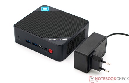 Mini PC Bosgame con su adaptador de corriente de 30 vatios