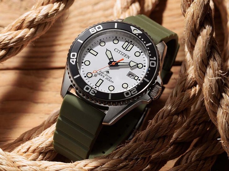 Reloj de buceo Citizen Promaster Marine BN0265-00A con esfera blanca, bisel negro, caja de acero inoxidable y correa de color verde oliva con diseño de cuerda trenzada.