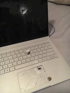 El usuario de Twitter Aaron's Surface Book después de recibir una bala (Fuente de la imagen: @itsExtreme_)
