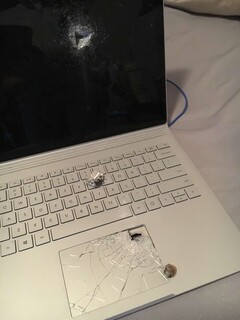 El usuario de Twitter Aaron&#039;s Surface Book después de recibir una bala (Fuente de la imagen: @itsExtreme_)