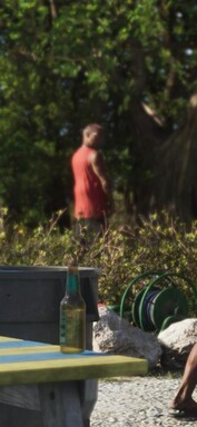 Se ve a un hombre orinando junto a un árbol (captura de pantalla ampliada de GTA 6).