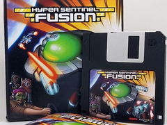 La caja deslizante Hyper Sentinel Fusion con una unidad USB con temática de disquete en la imagen