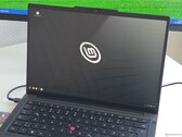 El Lenovo ThinkPad T14 Gen 7, ejecutando Linux Mint.