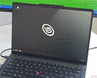 El Lenovo ThinkPad T14 Gen 7, ejecutando Linux Mint.