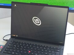 El Lenovo ThinkPad T14 Gen 7, ejecutando Linux Mint.