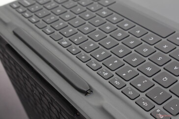 El "garaje" del bolígrafo activo se asienta en la base del teclado para cargarlo y transportarlo