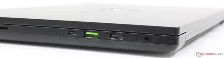 Derecha: Lector SD, USB-C 3.2 Gen. 2 c/ Thunderbolt 4 + DisplayPort + Power Delivery), USB-A 3.2 Gen. 2, HDMI 2.1, bloqueo Kensington