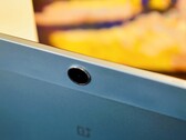 ¿Por qué, por ejemplo, el OnePlus Pad Lite tiene una tira de plástico bastante ancha en su carcasa metálica? (Fuente de la imagen: Notebookcheck)